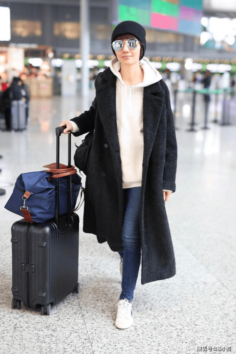 袁泉又带火了一种简约穿法:羊羔毛外套牛仔裤马丁靴,时髦洋气