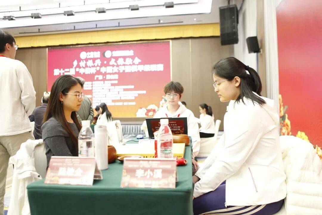 李小溪五段执白对陆敏全七段,黑棋一度借助攻势领跑,但后劲不足,让白