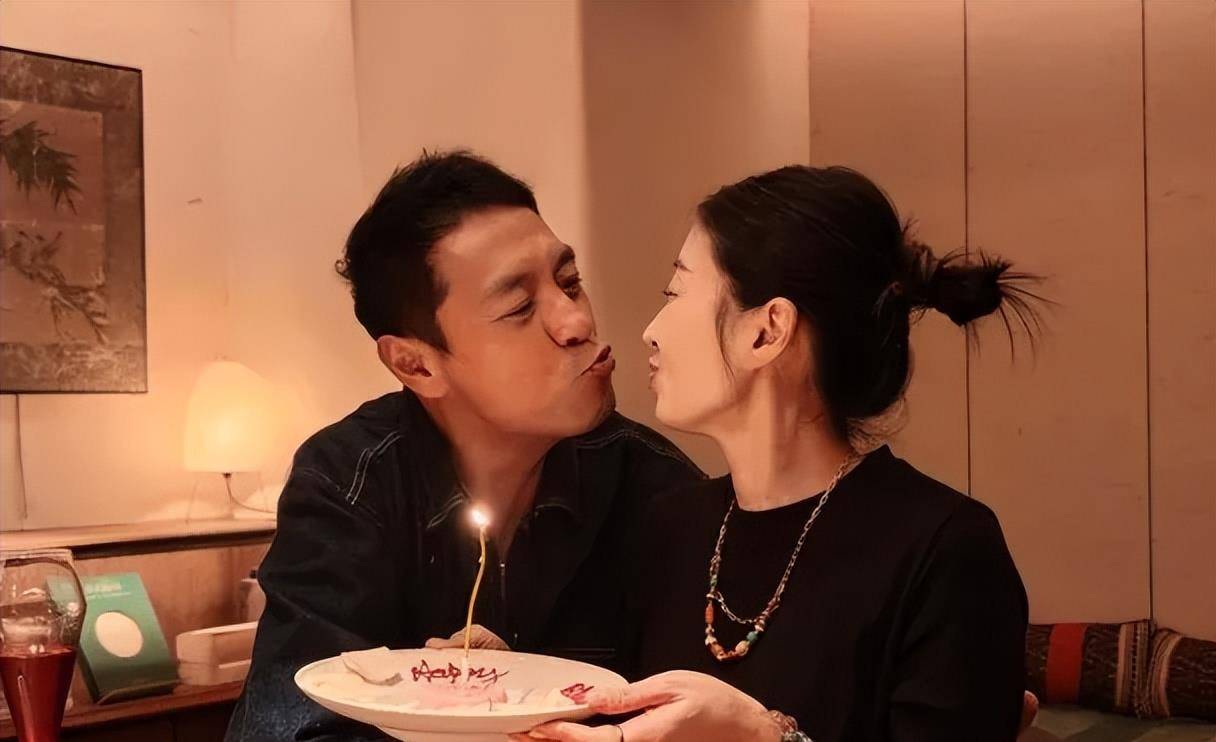 j姜皓文与爱妻庆结婚26周年,生日开工收剧组特别惊喜,直言很感动