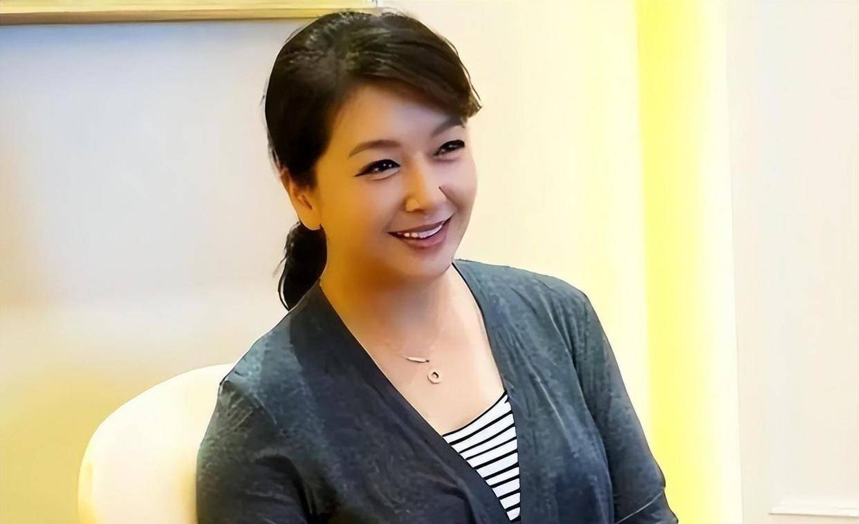 江珊也没想到,57岁白发不染,满脸富态的她,竟再次翻红