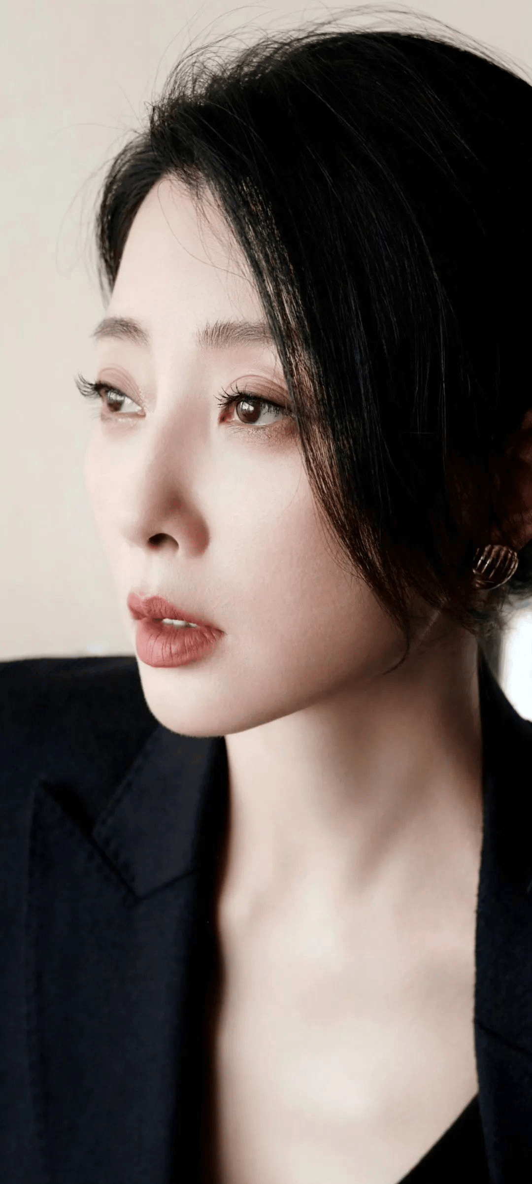 殷桃,黑丝黑西装,气质拉满