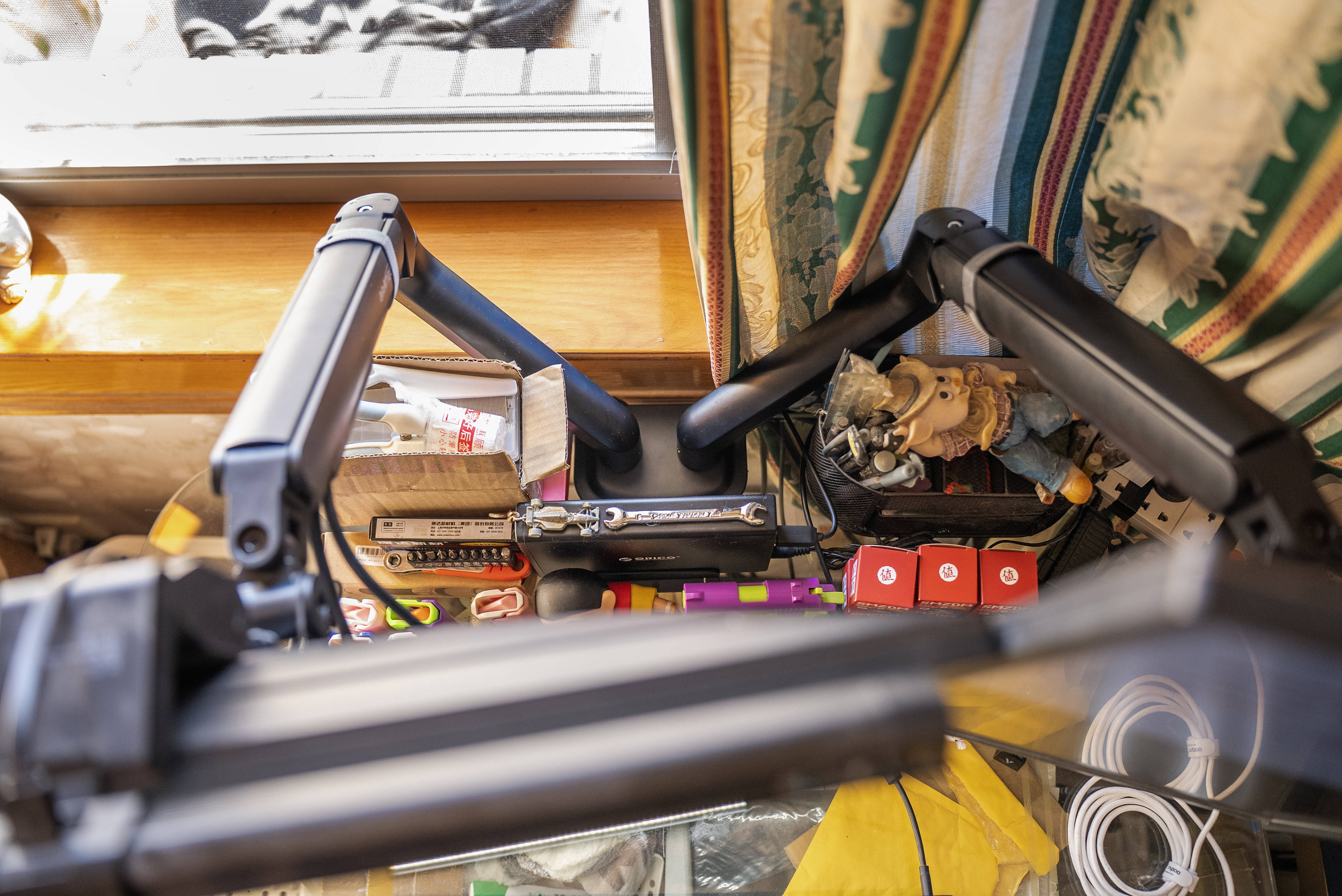 显示器标配底座太矮又太占桌面空间？北弧显示器支架了解一下