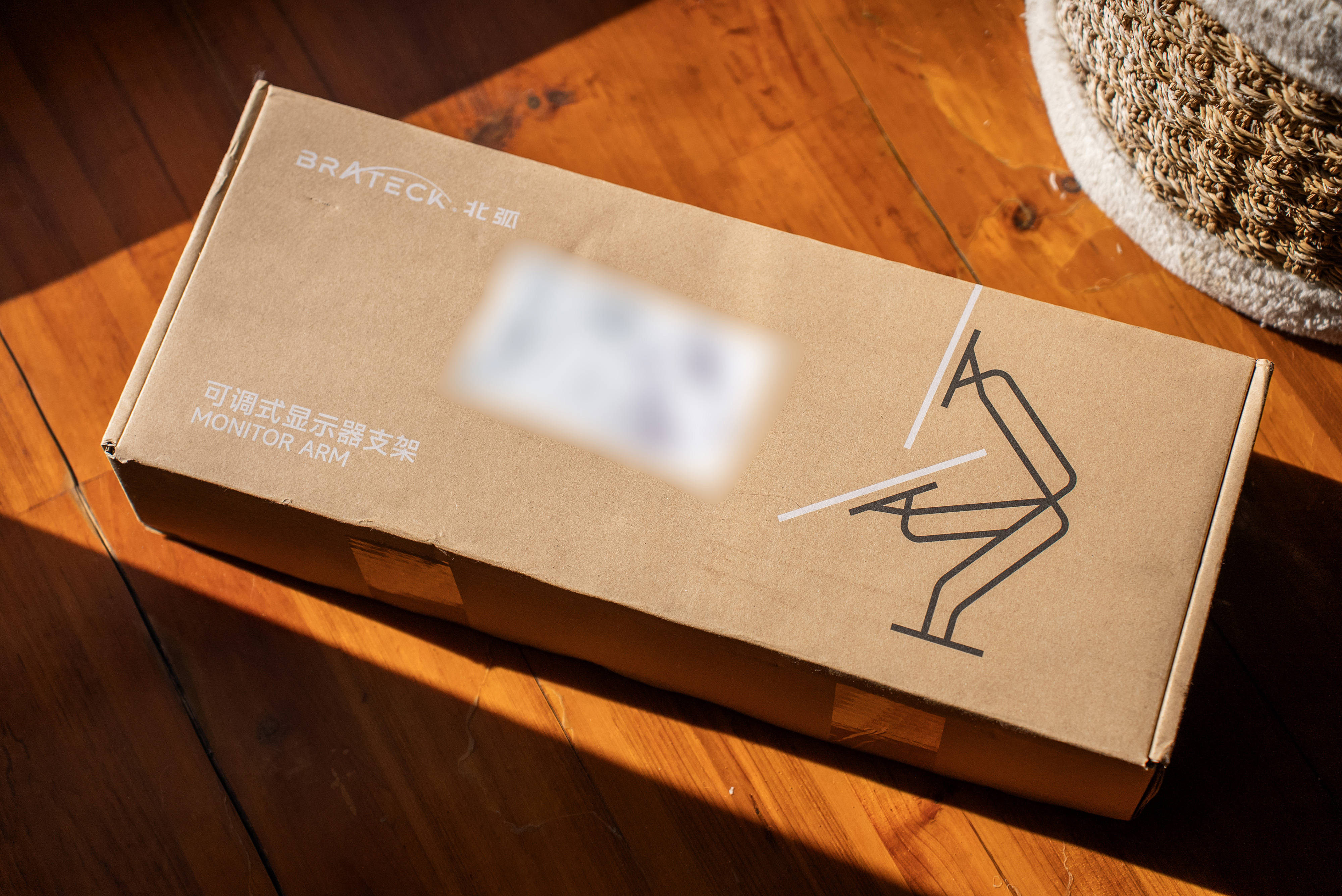 显示器标配底座太矮又太占桌面空间？北弧显示器支架了解一下