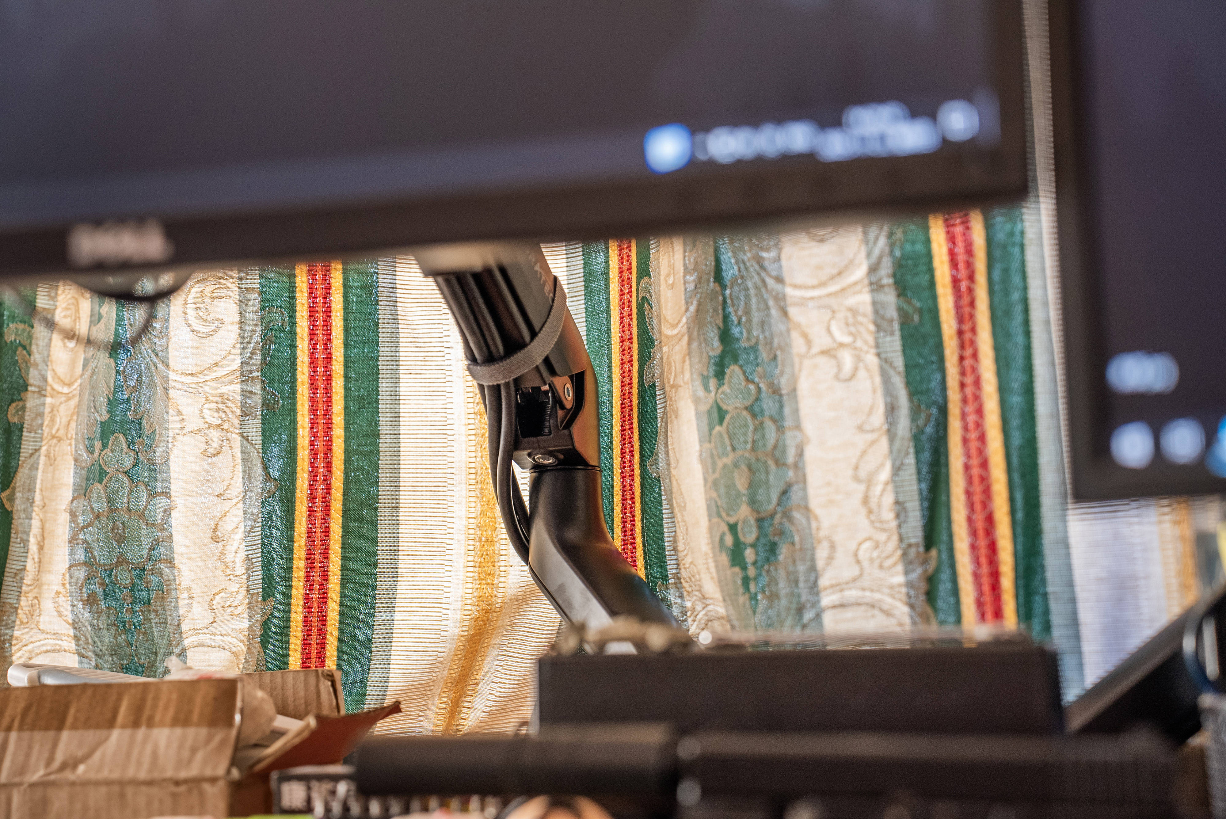 显示器标配底座太矮又太占桌面空间？北弧显示器支架了解一下