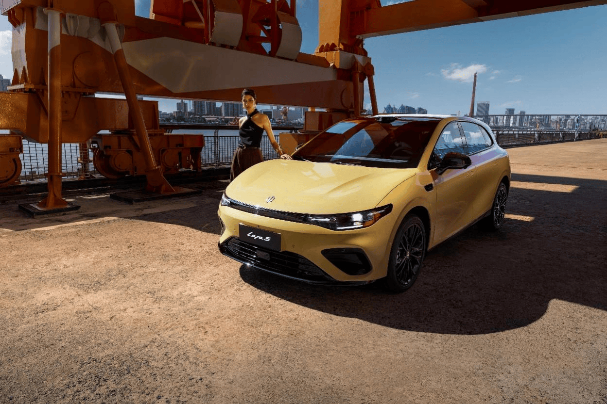 重塑10万级年轻出行价值标杆 零跑Lafa5上市限时惊喜价9.28万起-锋巢网