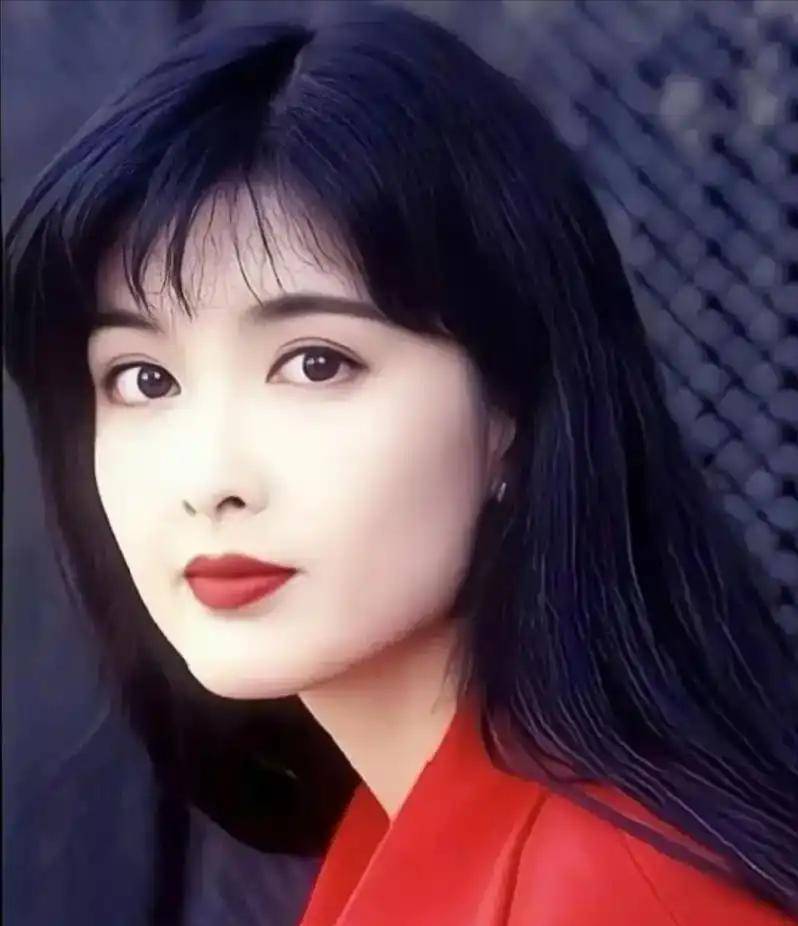 除了歌唱事业,周慧敏在影视领域同样表现亮眼