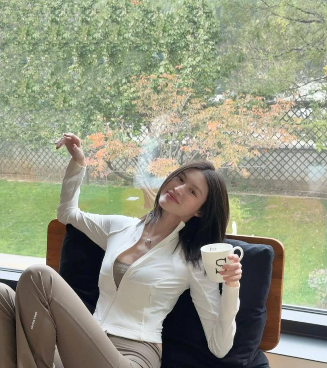 手持手机自拍的何穗笑容灿烂眼角眉梢多了几分温柔韵味