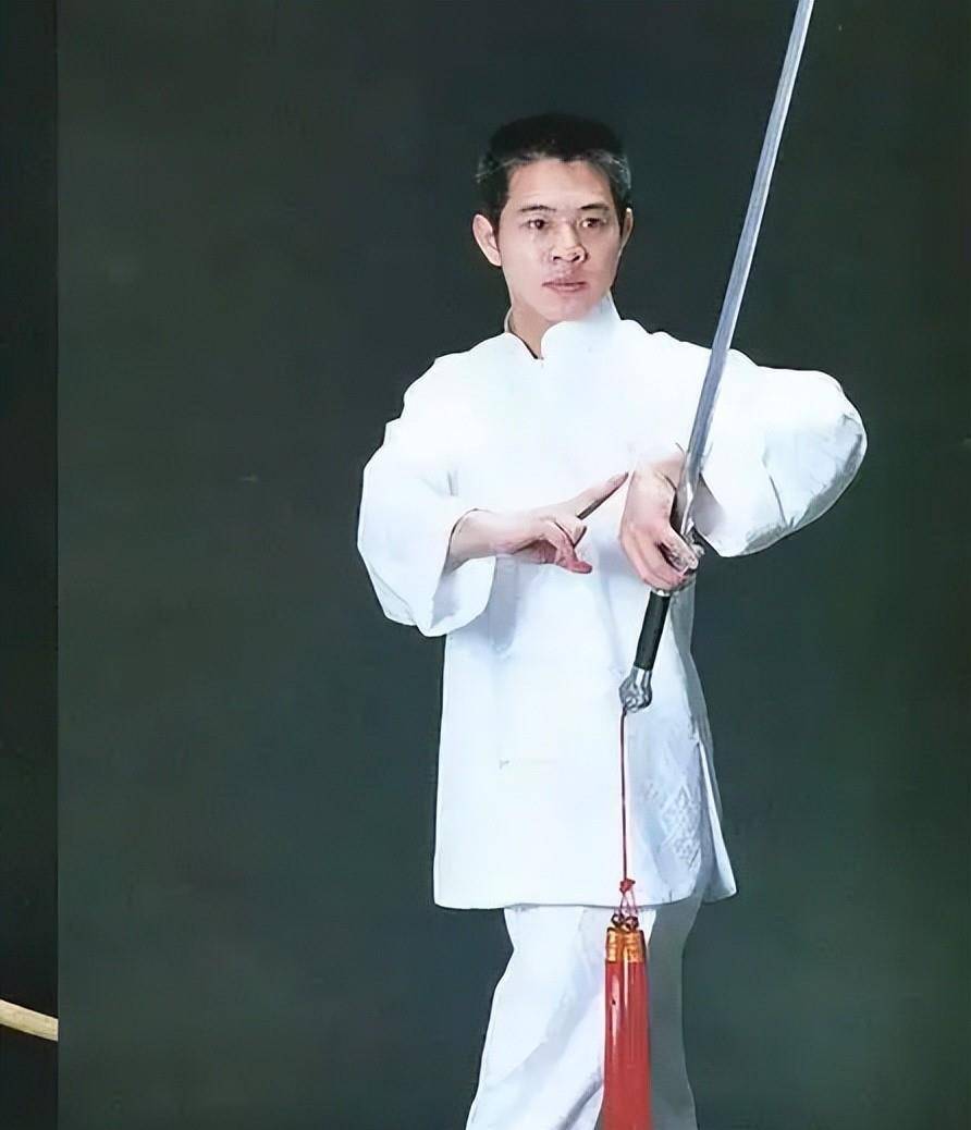 岁月催人老!61岁李连杰与63岁利智近照曝光,活成了普通人的样子