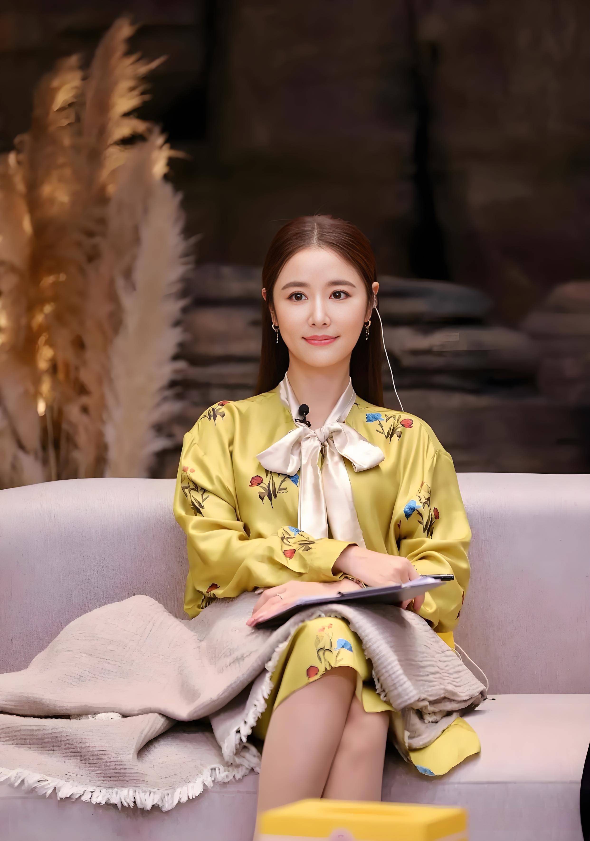 林心如的状态杠杠滴身穿黄色衣裙把她衬的肤白貌美笑靥如花