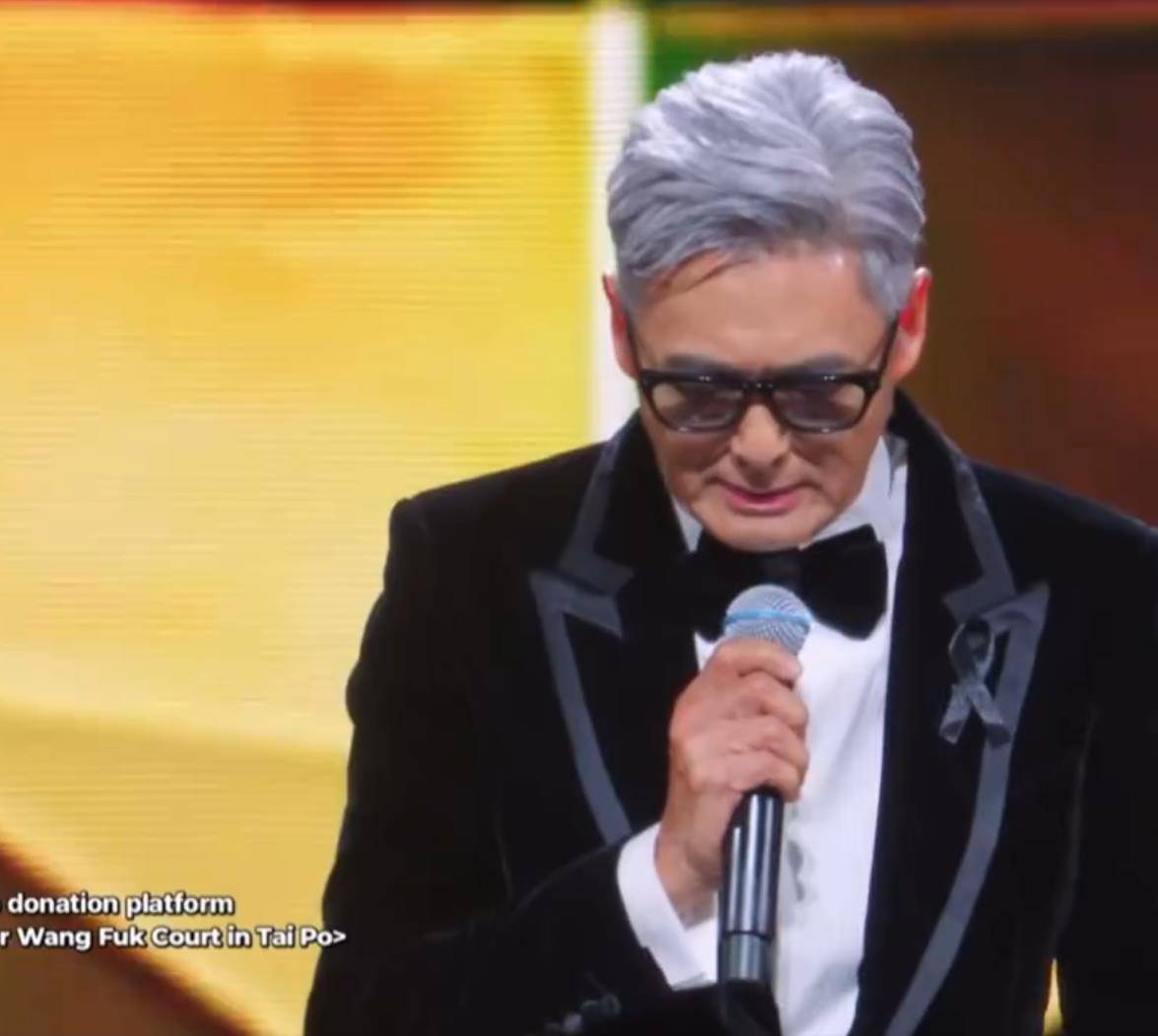 周润发快哭了登上热搜,主持MAMA为香港火灾默哀,忍不住哽咽 插图4 周润发快哭了登上热搜,主持MAMA为香港火灾默哀,忍不住哽咽 插图4