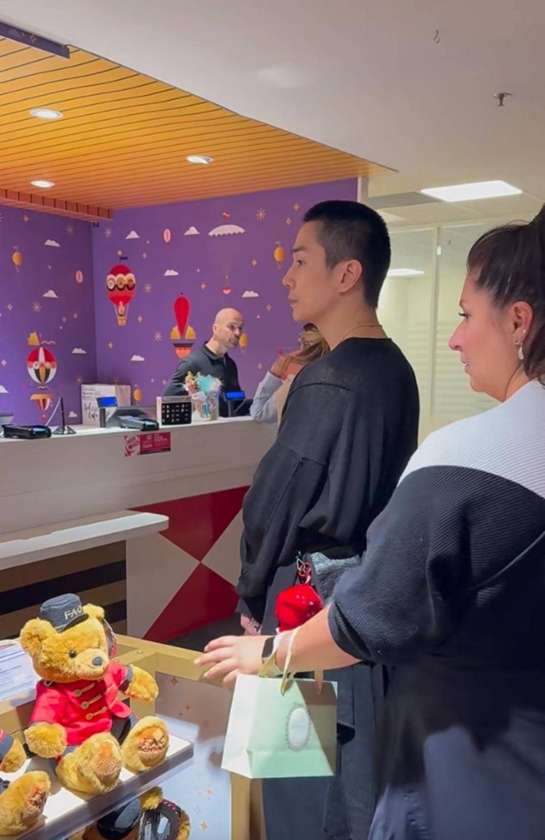 戚薇夫妇带儿子巴黎逛街李承铉180高个圆寸素颜仍帅的很突出