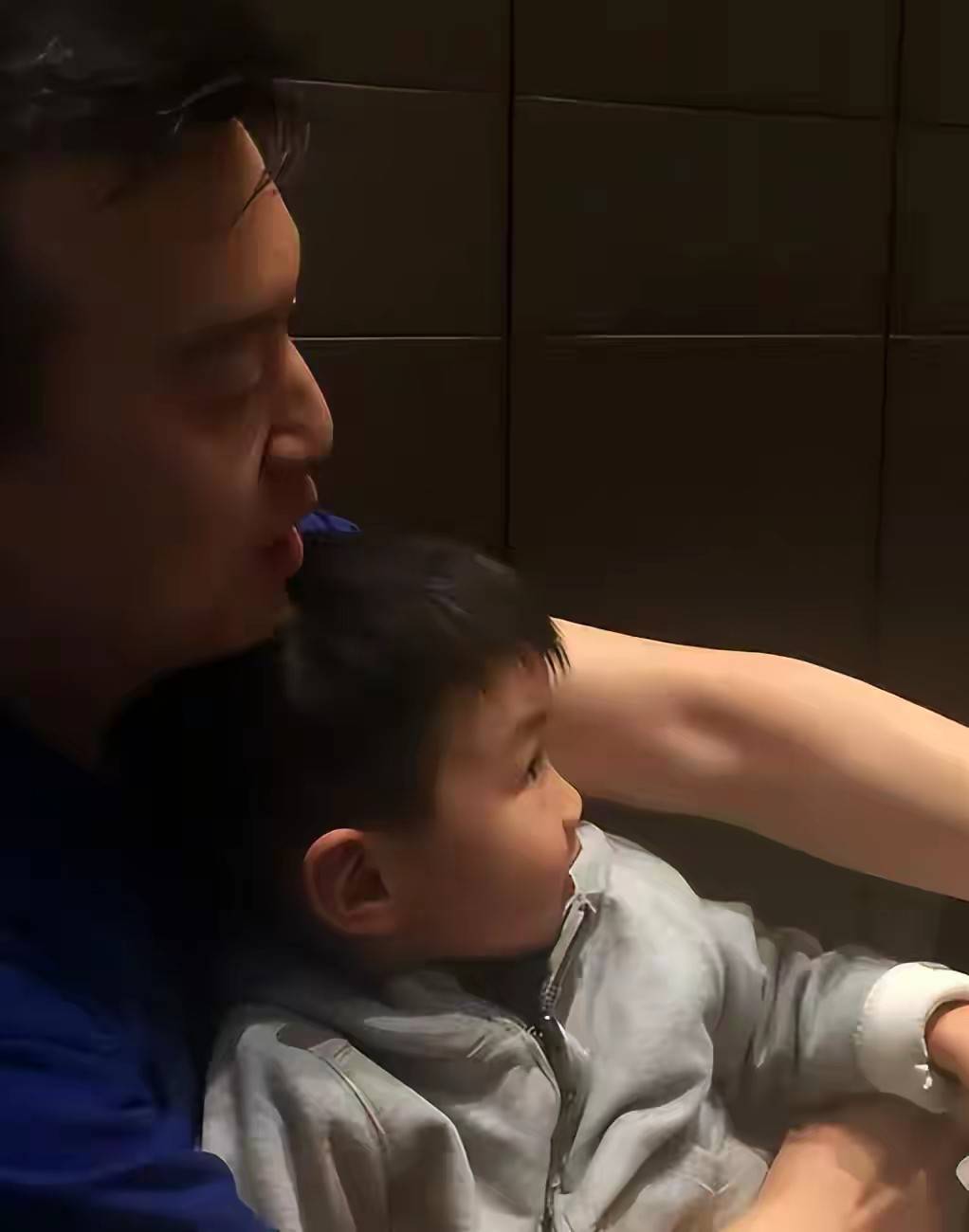 钱再多有什么用?央视名嘴张泽群儿子"丢失",如今还是孤身一人