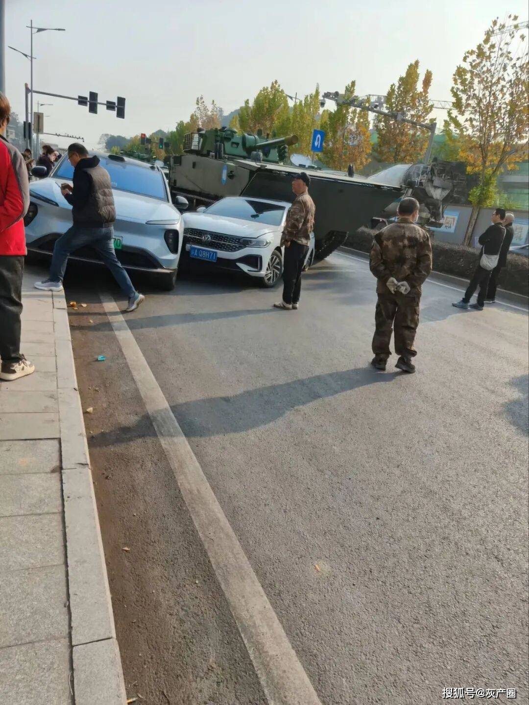 请看vcr在路上遇到军车装甲车等特殊