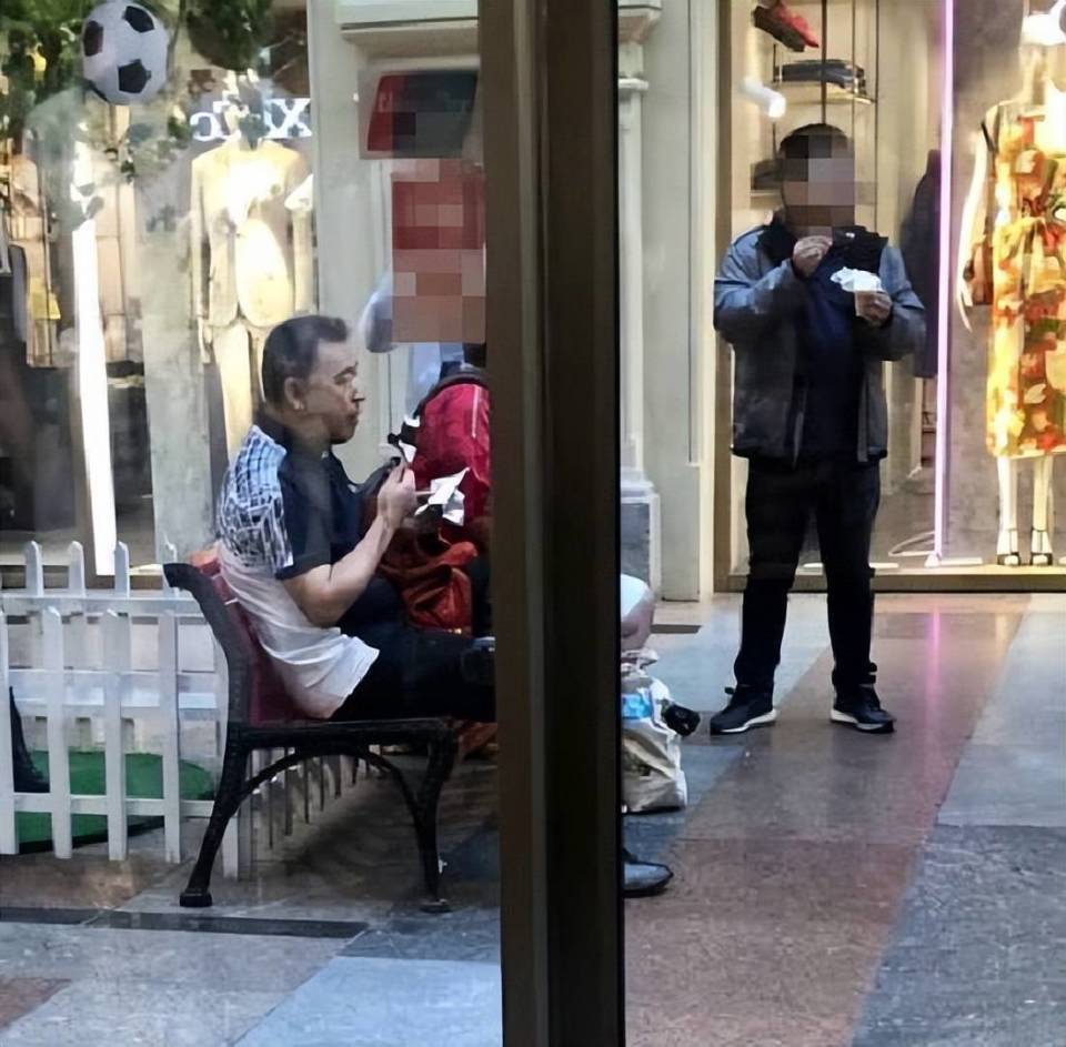 国脸张宏民独坐吃冰棍引热议:不婚是在等待,还是另一种圆满