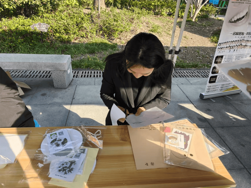 树叶“贴”出环保心 垃圾分类伴成长(图1) 树叶“贴”出环保心 垃圾分类伴成长(图1)