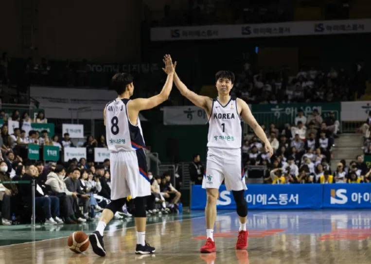 WOC！射爆中国男篮的人，原来是库里师弟！