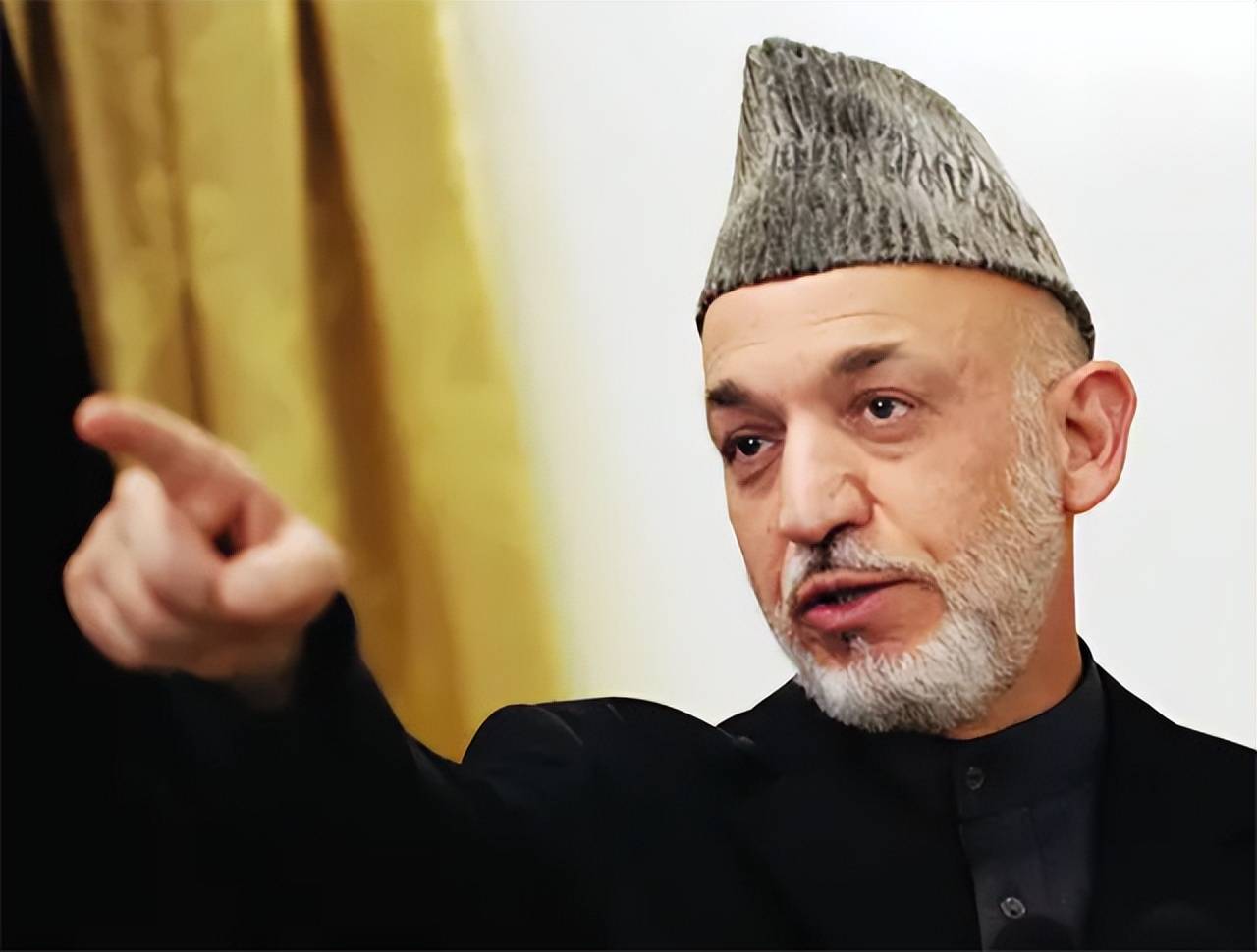 21年阿富汗现总统跑路,前总统却坚守喀布尔!卡尔扎伊,为啥不跑