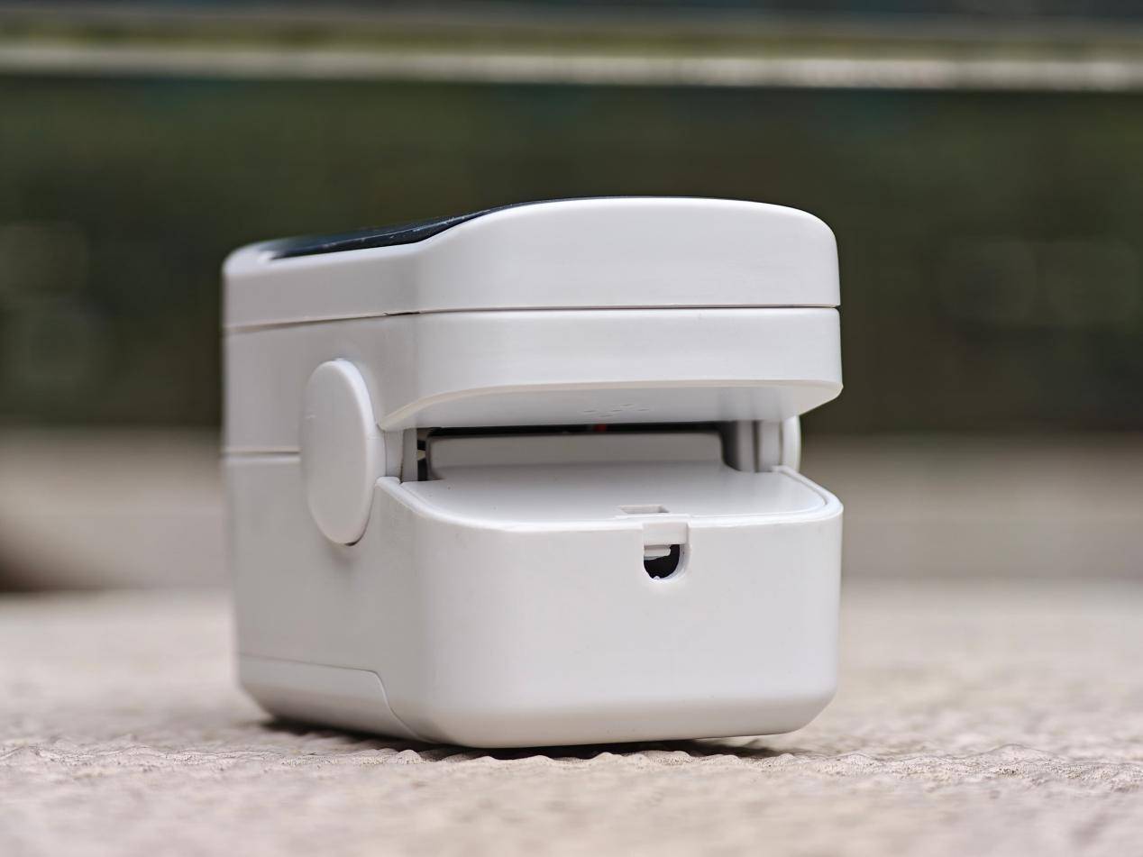 町石tinx指夹式脉搏血氧仪：家庭身体监测的可靠帮手