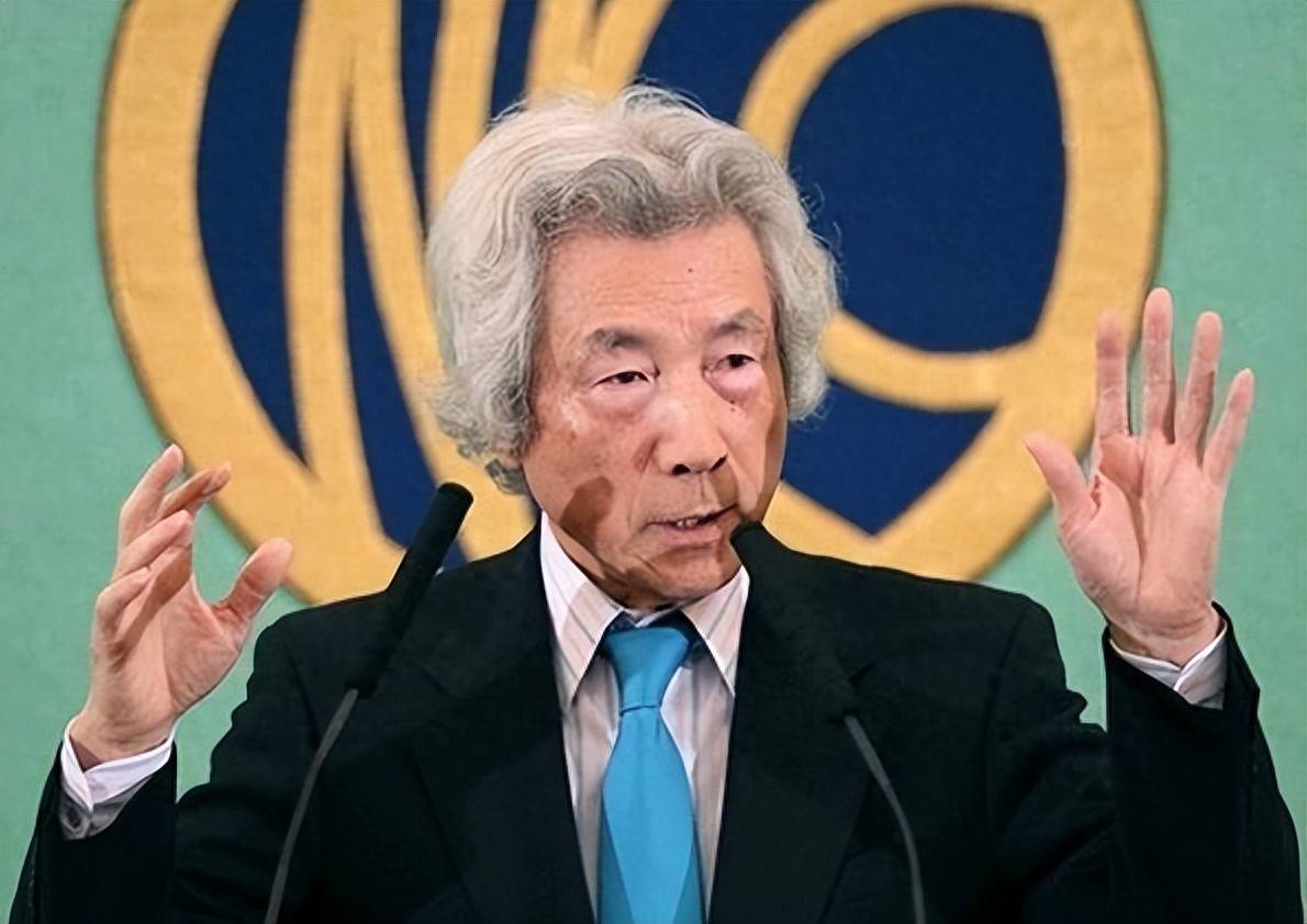 01年小泉纯一郎访华,参观抗日纪念馆写下两字,演技背后啥意图?