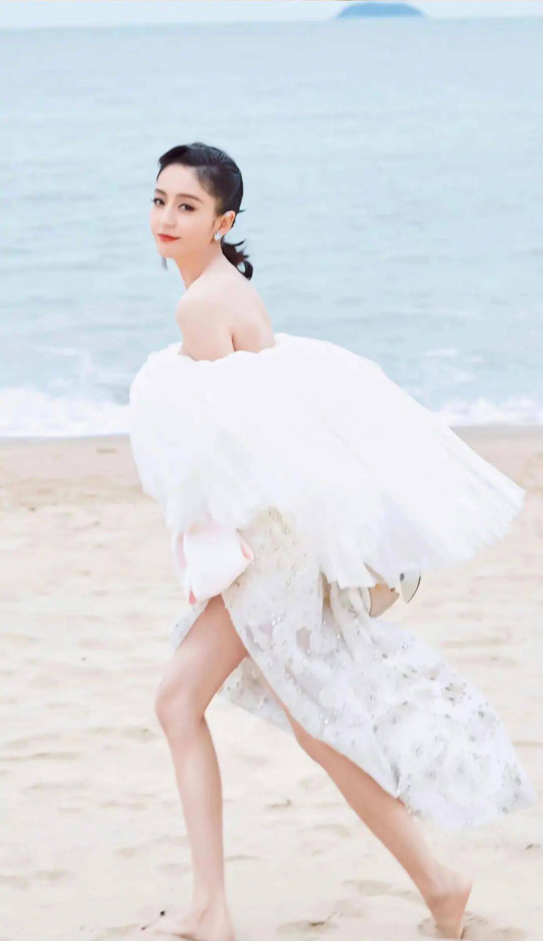 佟丽娅海边大片,穿露肩高开叉白裙,好美!