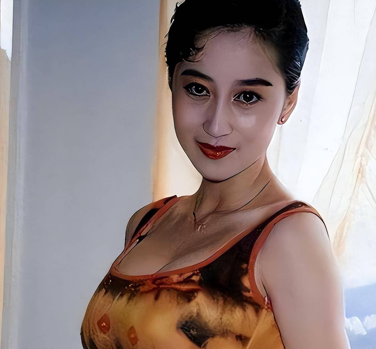 风水轮流转!看了62岁李连杰和63岁利智的合照,风光背后满是心酸