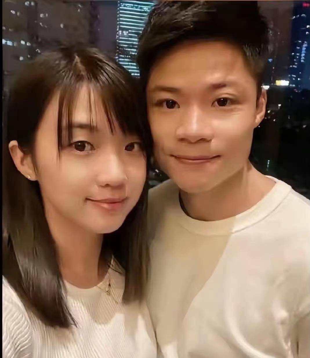 苏炳添退役开启人生新章,娇妻貌美腿长,三娃加持超幸福