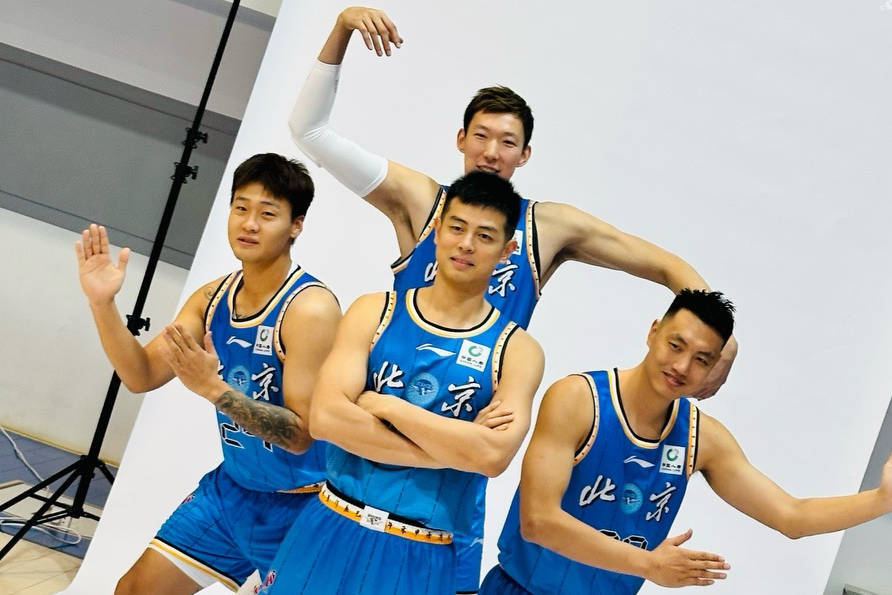 周琦晒新赛季定妆照 国家队队友变俱乐部队友(图)