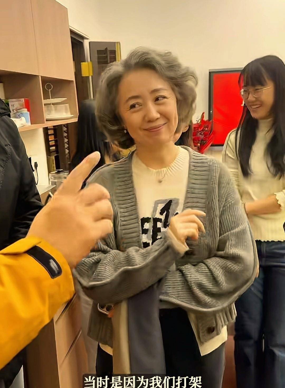 上戏表演系89级同学聚会张晞临与郝平像亲哥俩任程伟妻子头发苍白