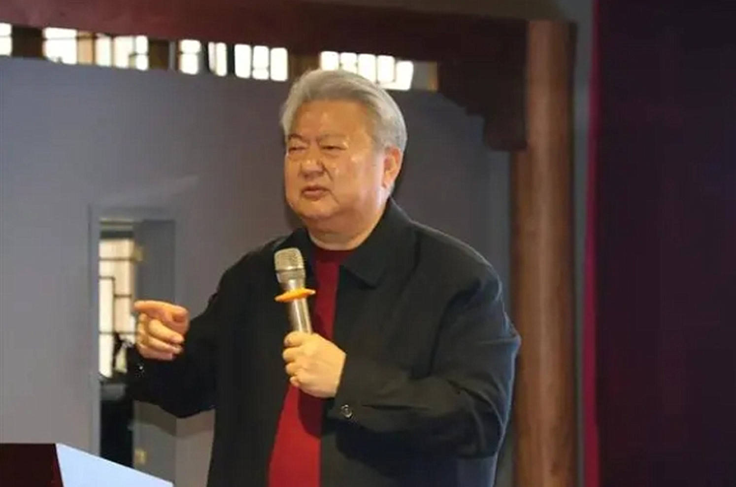 被100多国家元首检阅,27年仅休假59天,结婚当天让妹妹代作新郎