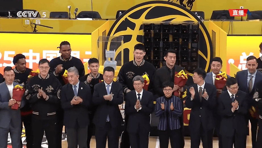 CBA 揭幕战:广厦举办队史首冠颁奖礼 胡金秋哽咽见证冠军旗帜升空