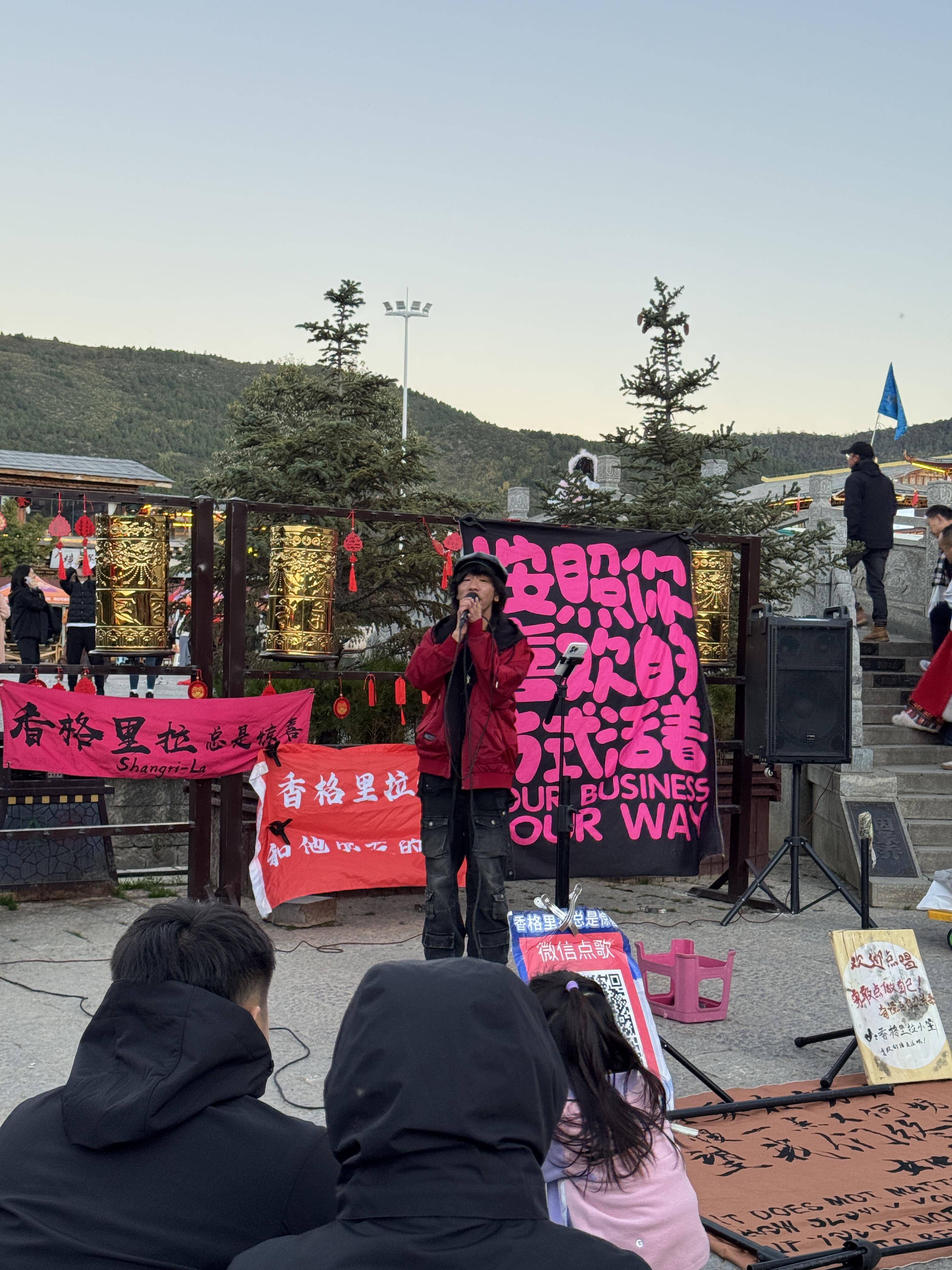 她不是那种只会背讲解词的导游而是一位拥有超过8年实操经验的行程