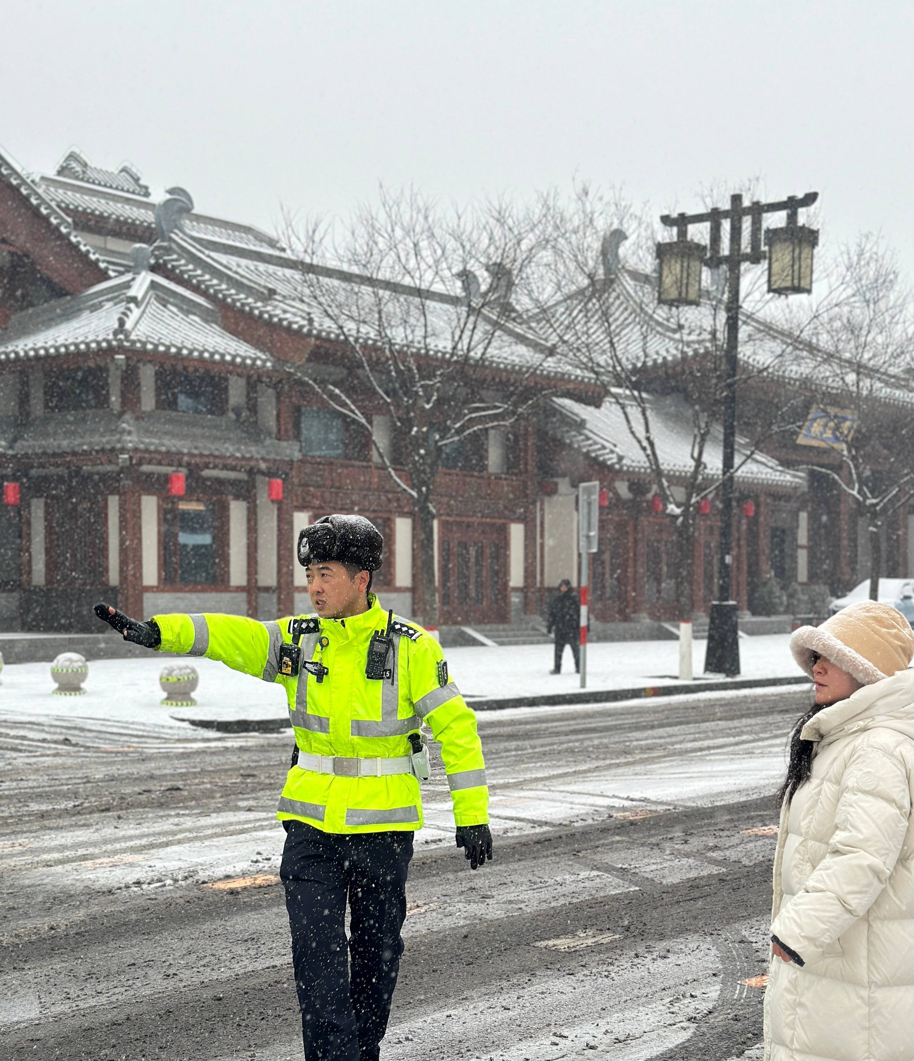雪映警徽,古城中队温暖护航