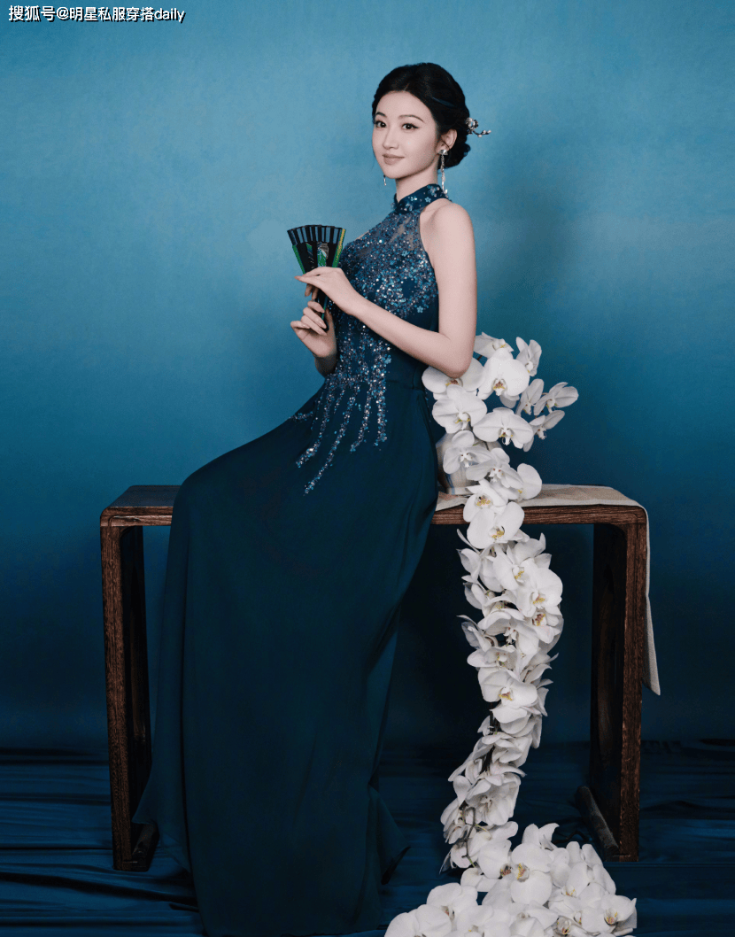 景甜真的太适合新中式服饰了!5套裙装配色高级,又美又显身材!