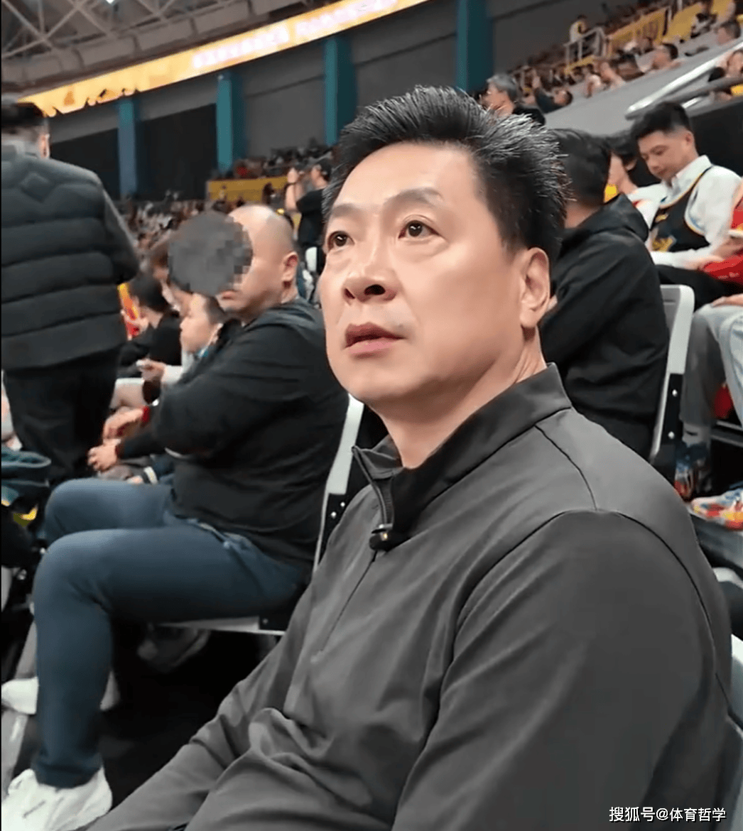 李春江观看CBA揭幕战！看到胡金秋戴上冠军戒指，眼里泛起了泪花
