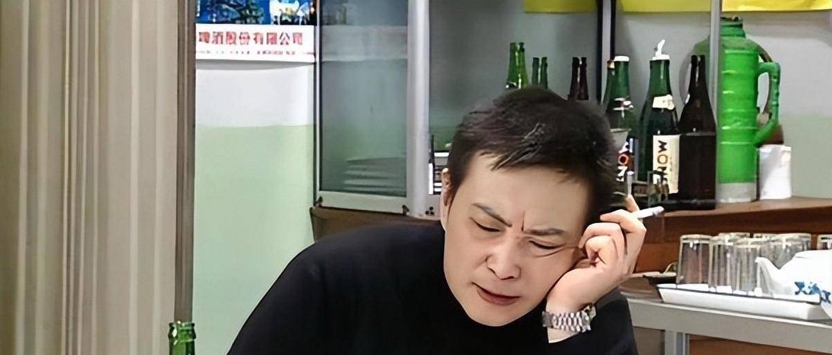 2006年,吕小品画风一转,拜入相声表演艺术家李伯祥门下,潜心学习相声