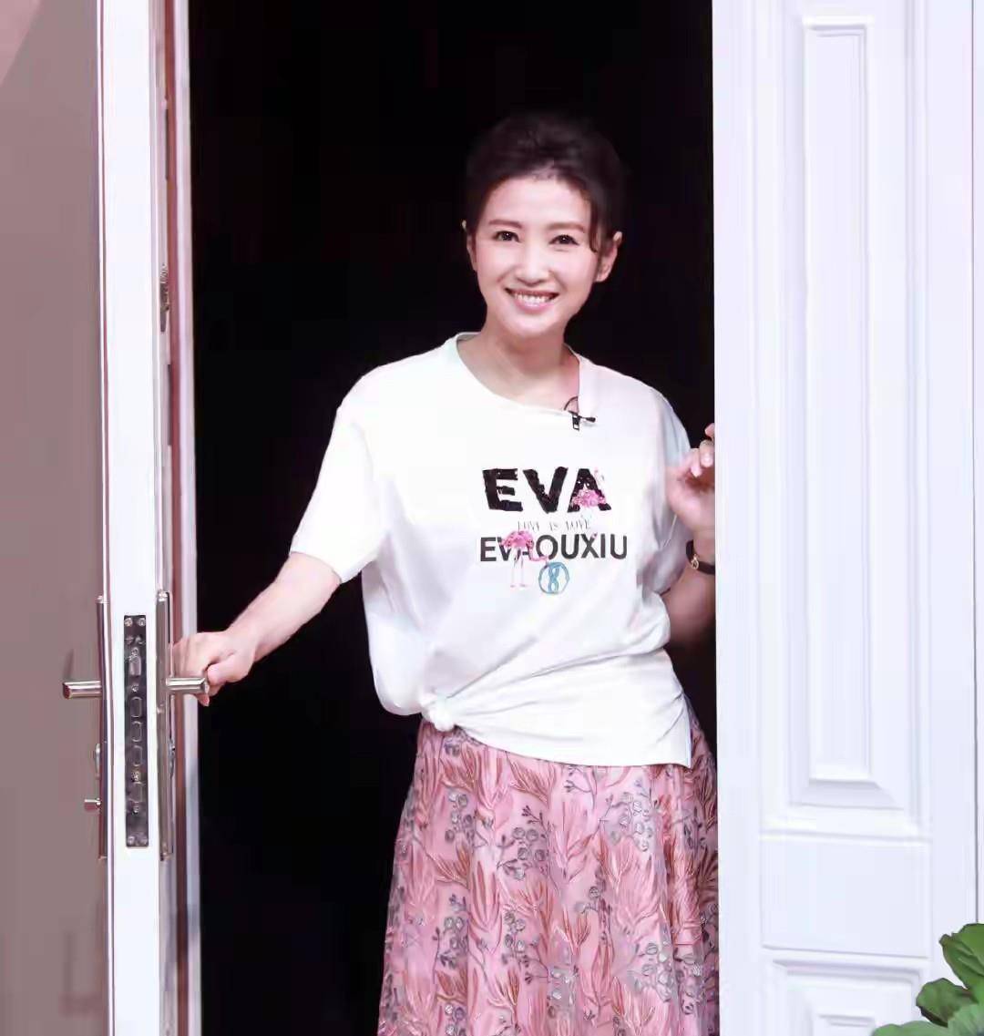 蒋虎也没想到与自己离婚后的前妻春妮如今在刚强手里闪闪发光
