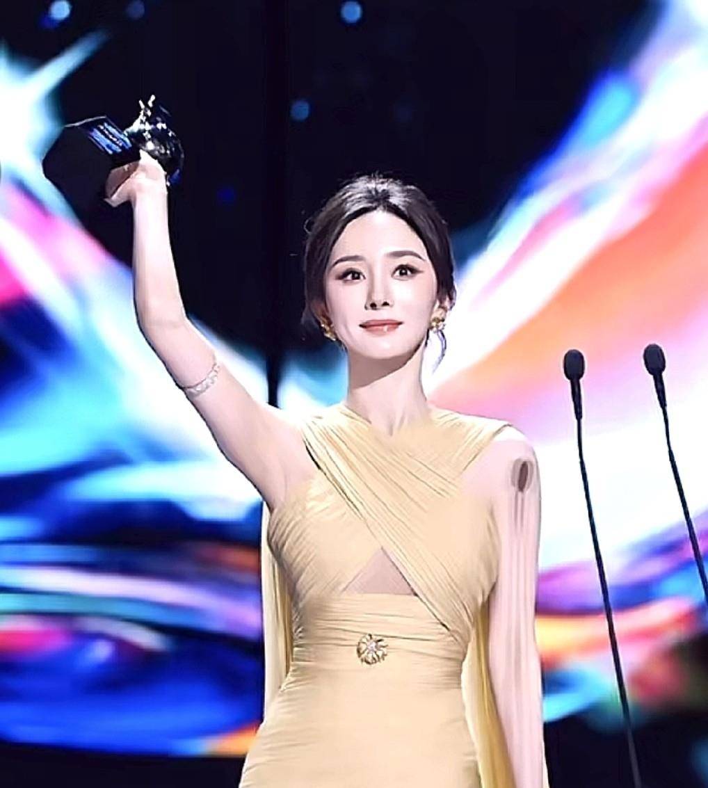 杨幂和刘晓庆,联手给娱乐圈明星们好好上了一课