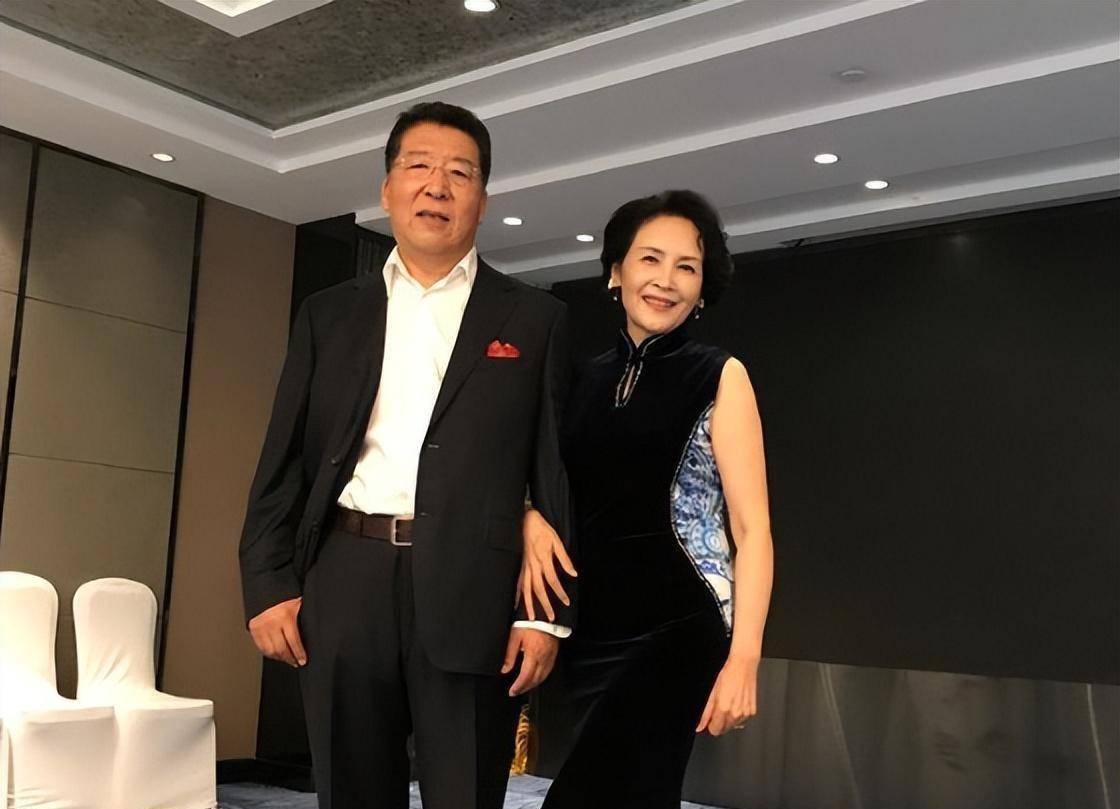 缘分总在不经意间降临.在朋友的引荐下,她结识了同为演员的辛明