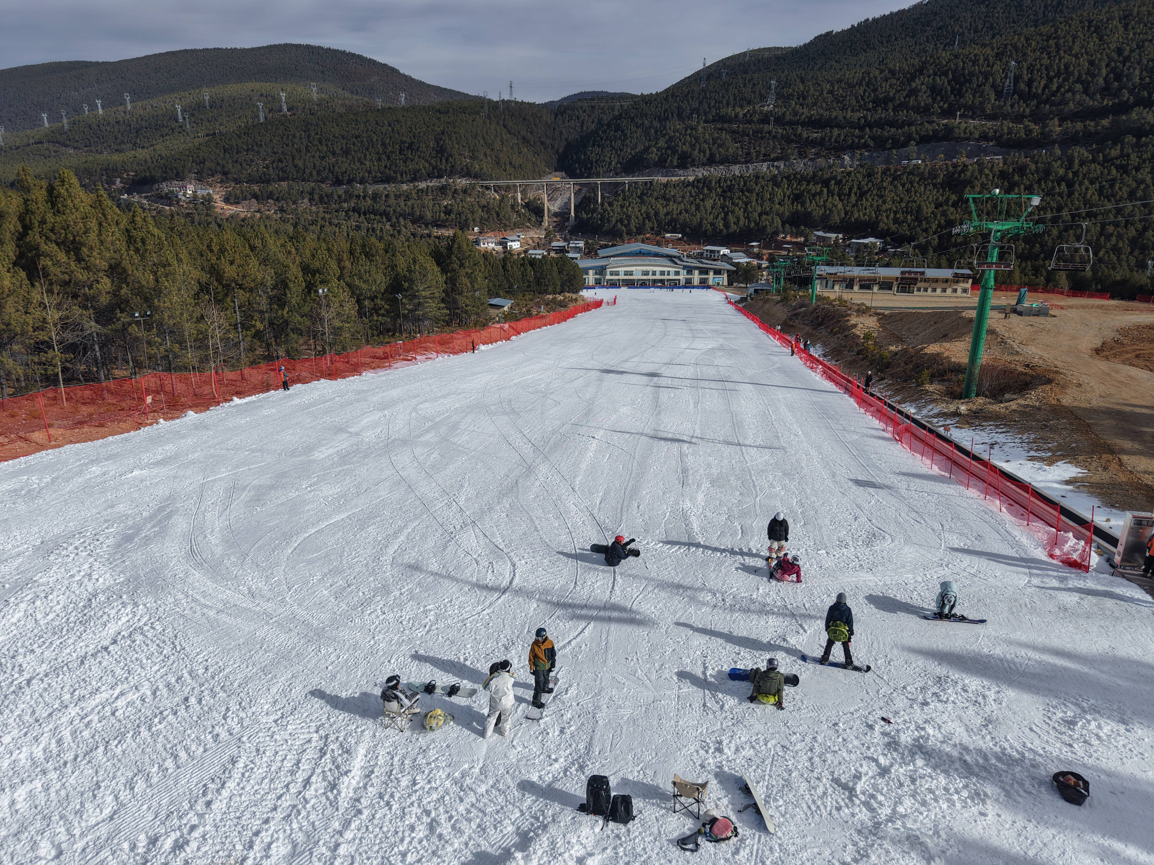 香格里拉冰雪奇缘:在七星雪滑雪场感受高原速度与激情