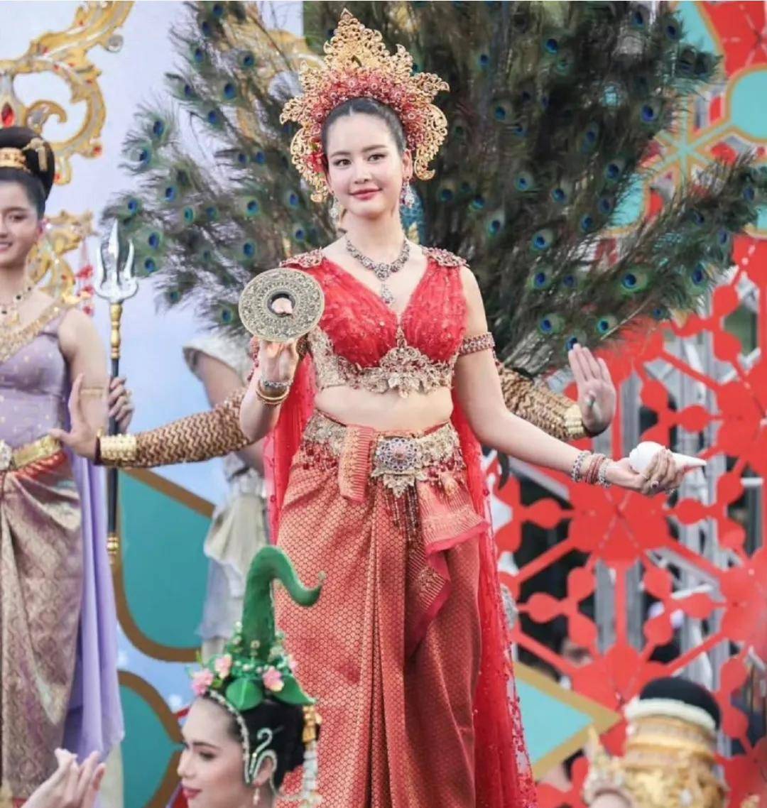 泰星bow出席宋干节活动肚子赘肉明显谈恋爱后都疏于身材管理