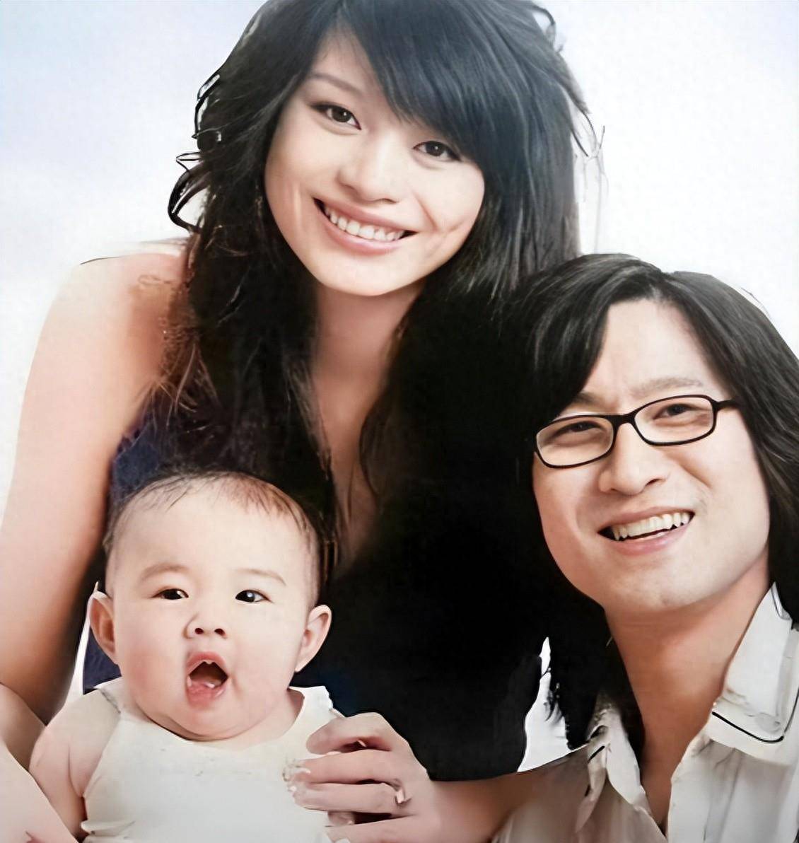 汪峰大女儿晒与男友甜蜜合照官宣恋情身材高挑神似母亲葛荟婕