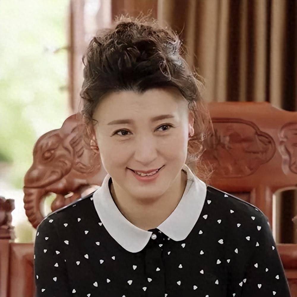 万万没想到,踩着赵本山上位的闫学晶,如今四世同堂活成人生赢家