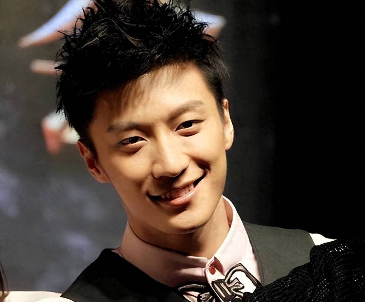 曝乔任梁父亲近况,吃死螃蟹致住院,鼻子里插氧气管,情况很严重