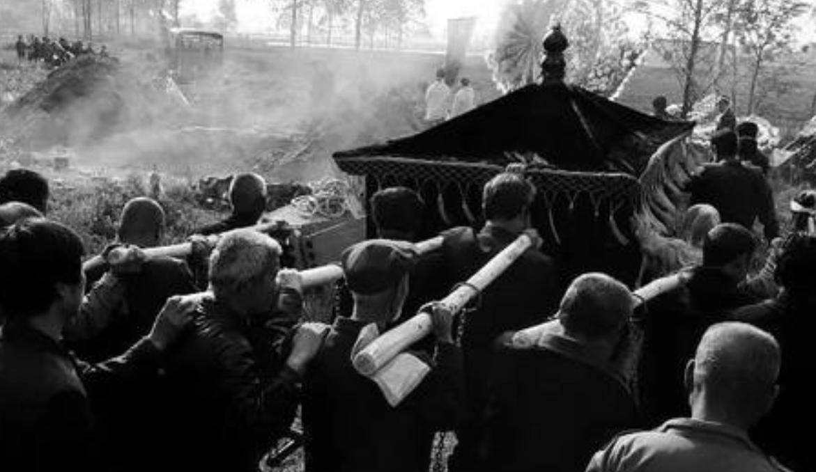 中国丧葬文化中,七七丧俗并非没有依据,头七五七是有说法的