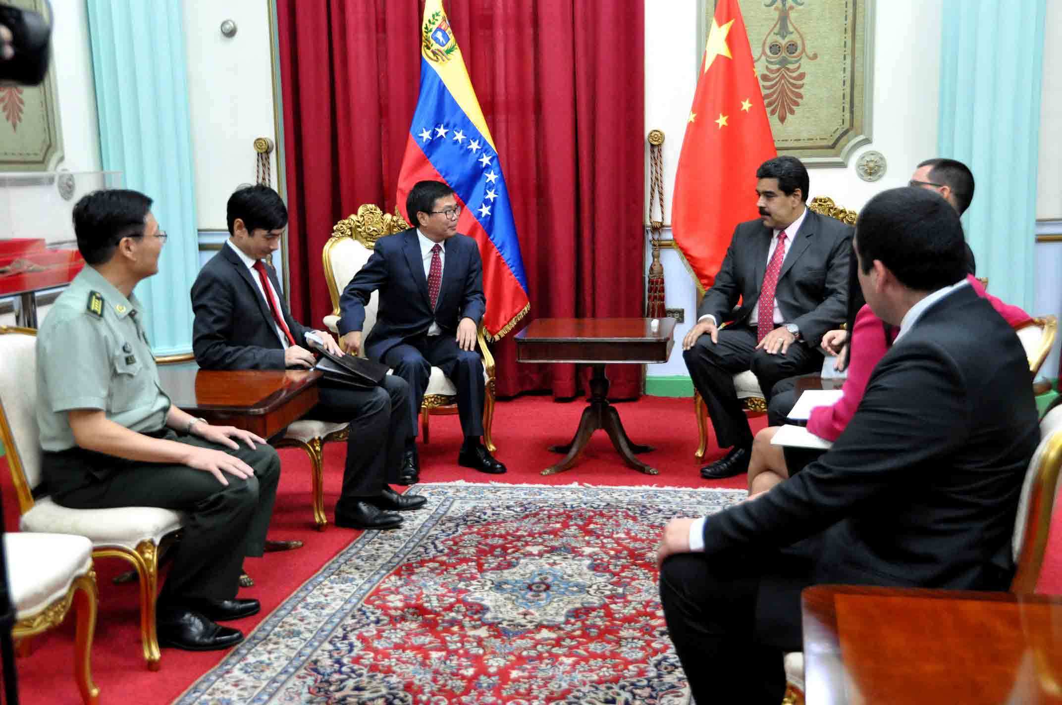 委方深夜打来求救电话,王毅外长回应三句话,没一句是美国想听的