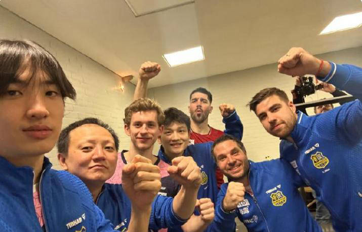 樊振东欧冠15分钟速胜111开局,模仿C罗庆祝 与队友共享荣耀时刻