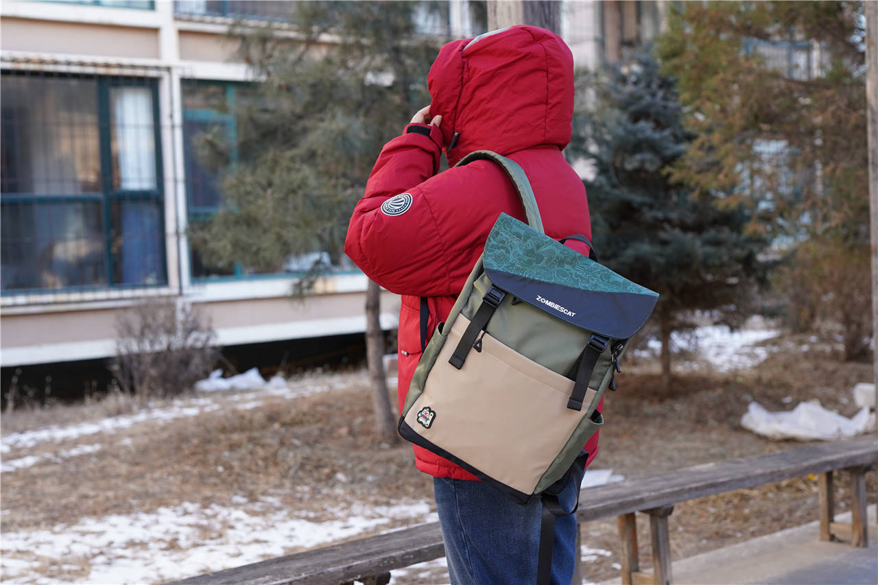 青橙微熟魔鬼猫时尚大容量双肩包日常使用蛮好