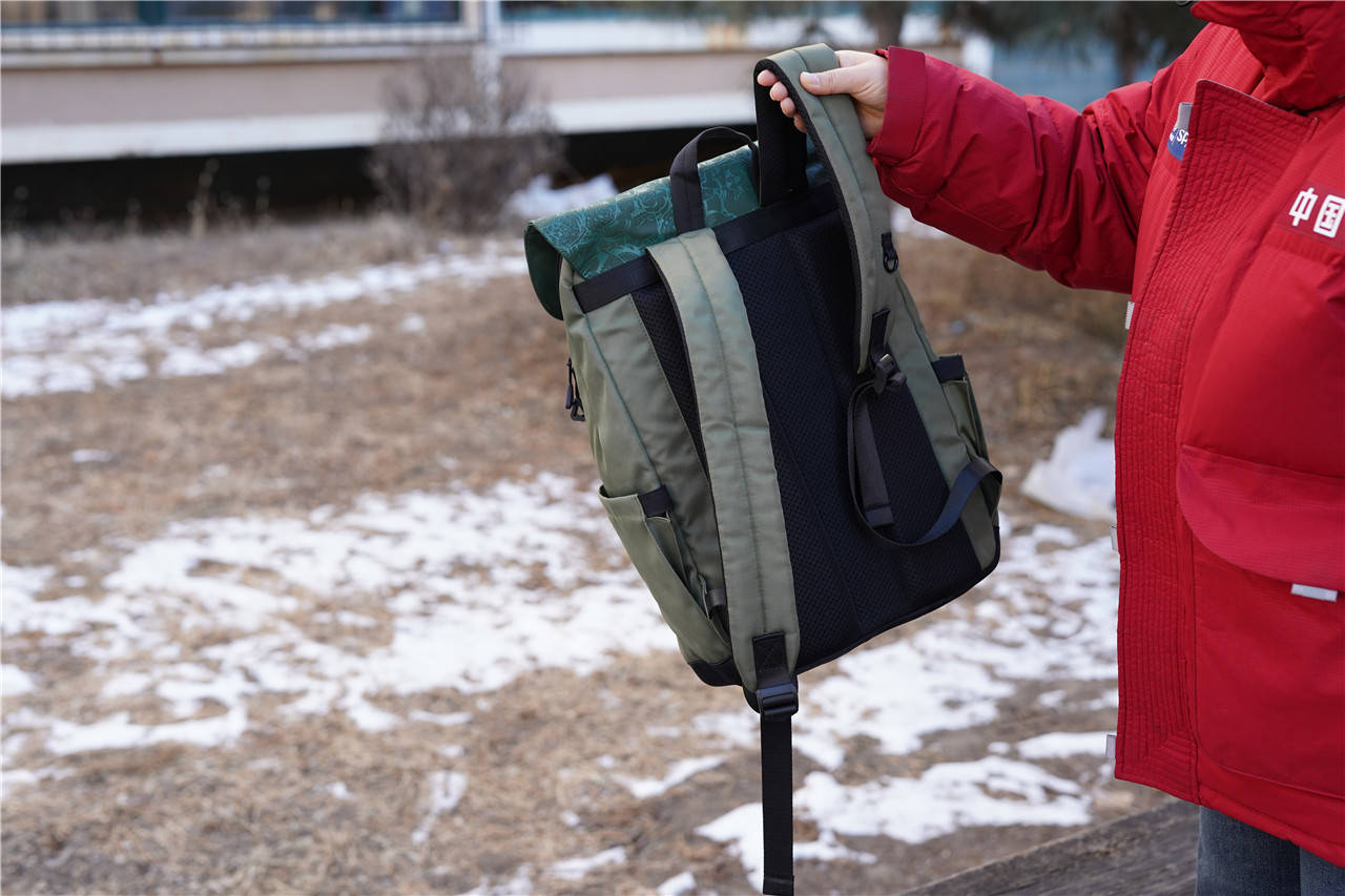 青橙微熟魔鬼猫时尚大容量双肩包日常使用蛮好