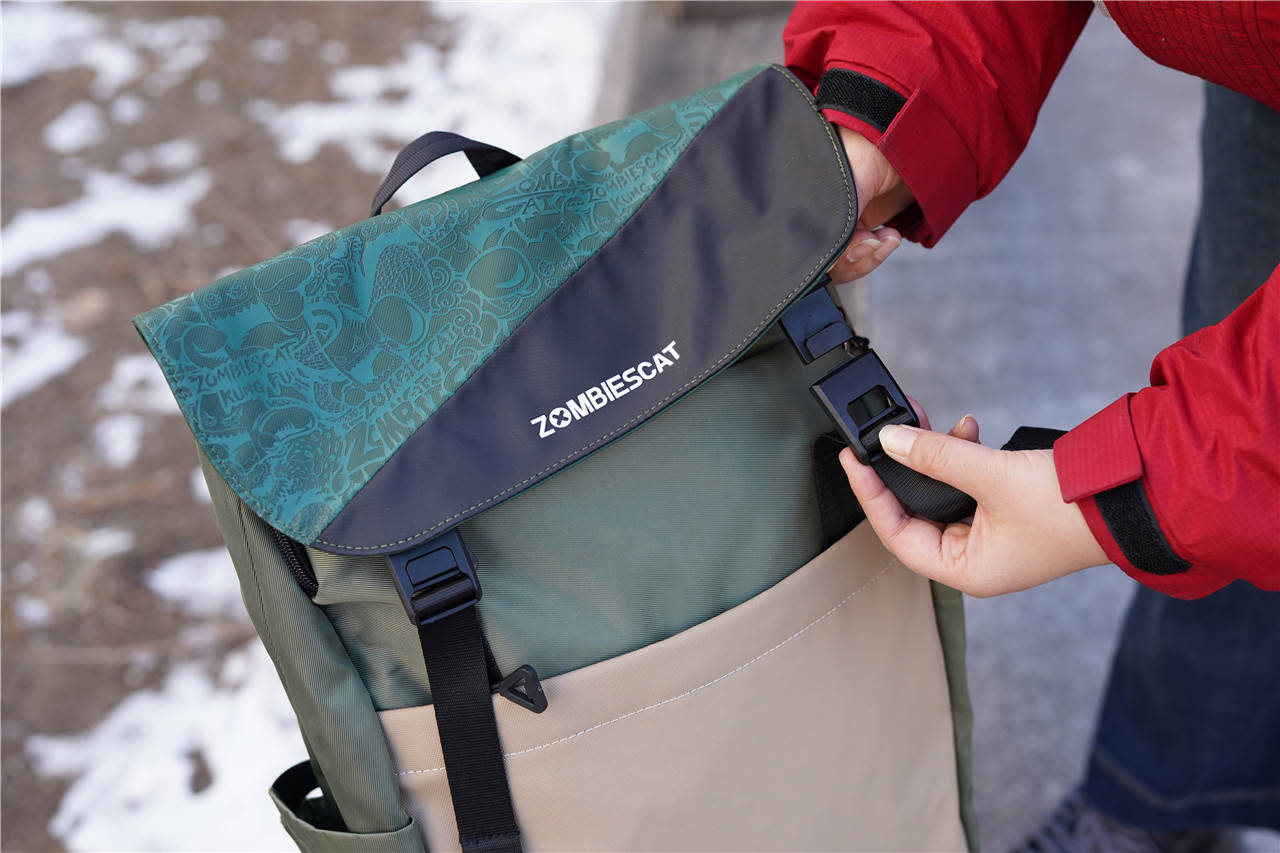 青橙微熟魔鬼猫时尚大容量双肩包日常使用蛮好