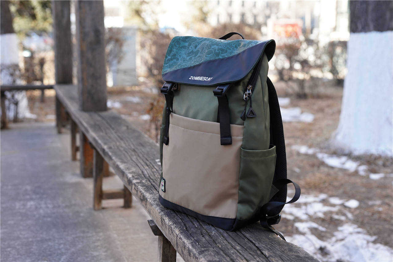 青橙微熟魔鬼猫时尚大容量双肩包日常使用蛮好